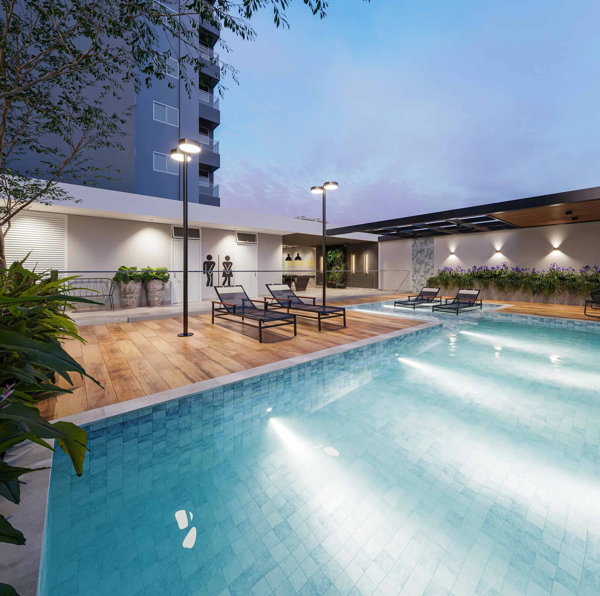 Piscina do Alto de Moz iluminada à noite com espreguiçadeiras