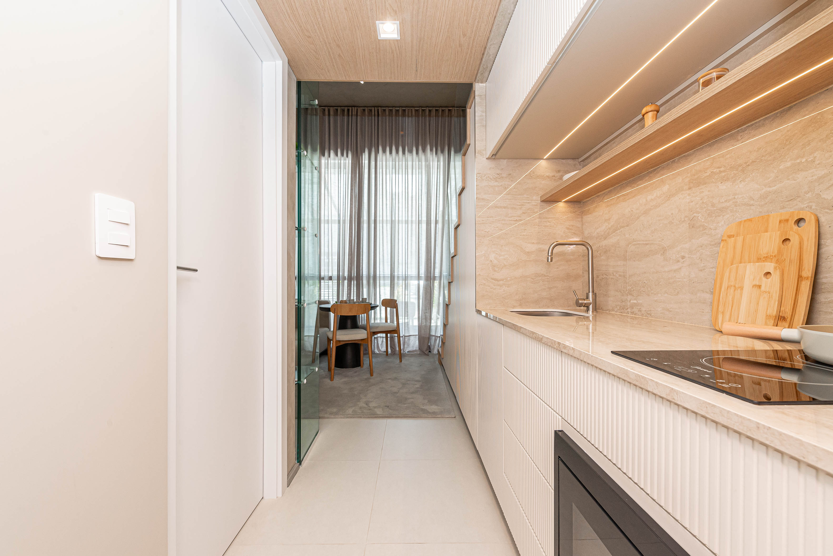 Studio decorado AYA Carlos de Carvalho — ambiente integrado com cozinha