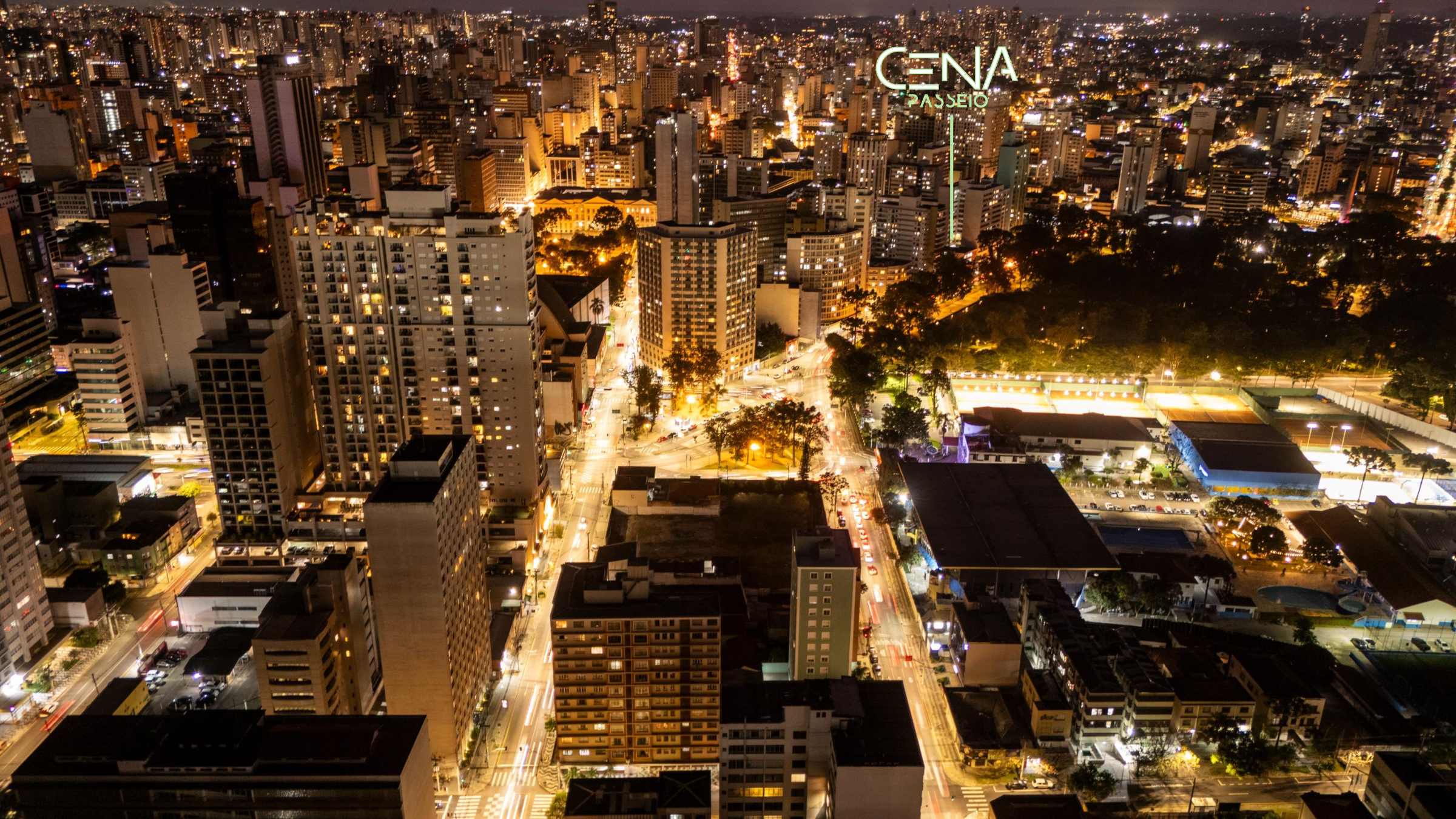 Vista aérea noturna do entorno do CENA Passeio Público em Curitiba