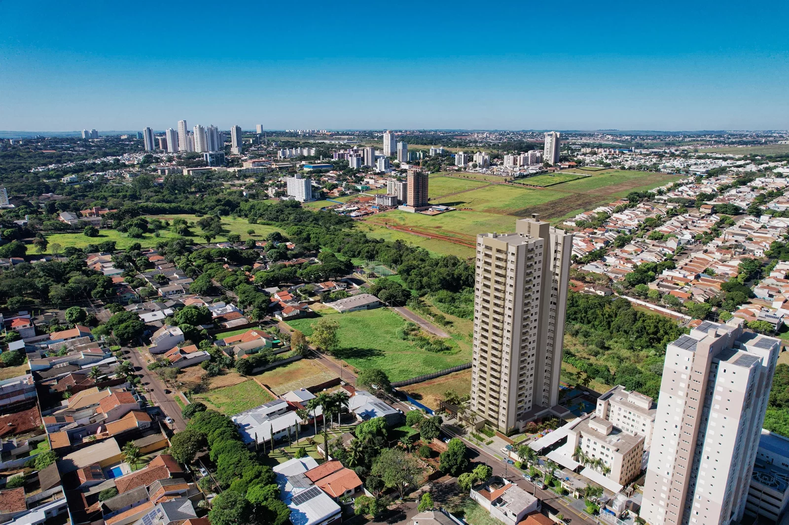 Perspectiva externa do Imperium Park Residence em Maringá com fachada moderna