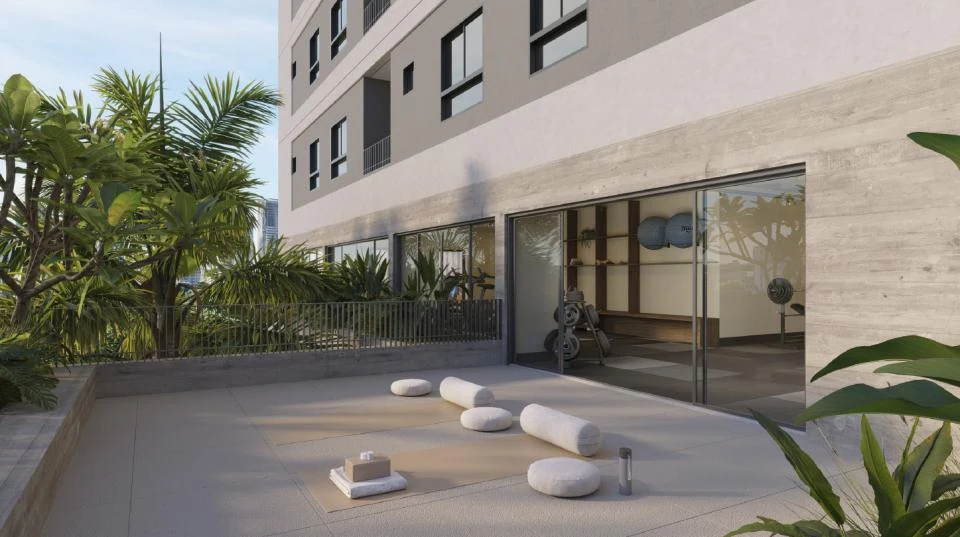Espaço zen externo com deck no Lagoon Home Club