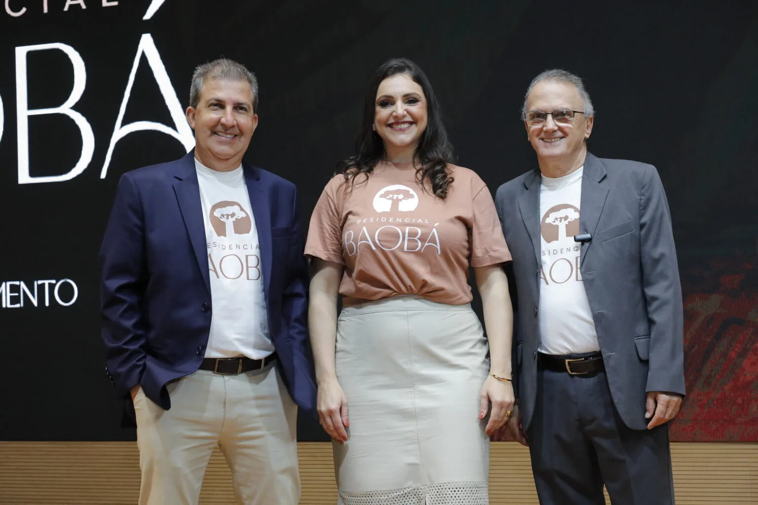 Equipe HCR Construtora no lançamento do Residencial Baobá em Maringá — Hudson Claro, Juliana Maiberg e time com camisetas do empreendimento