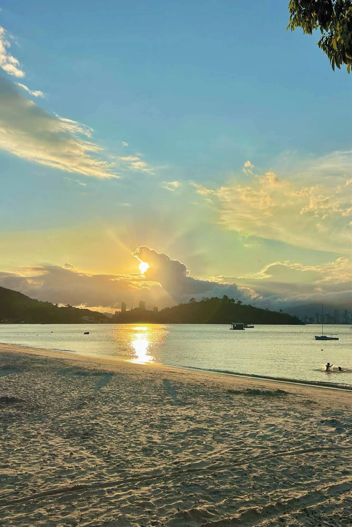 Praia e pôr do sol em Porto Belo: estilo de vida a poucos metros do Setúbal no Balneário Perequê