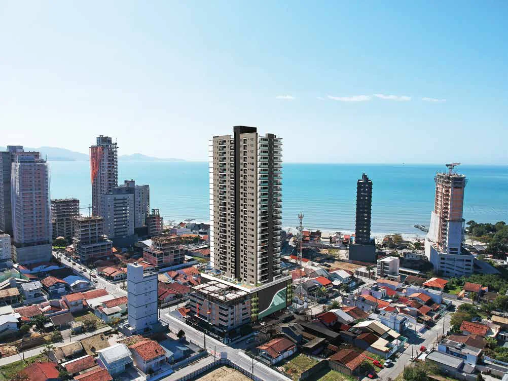 Vista aérea do Setúbal em Balneário Perequê, Porto Belo, com o mar ao fundo