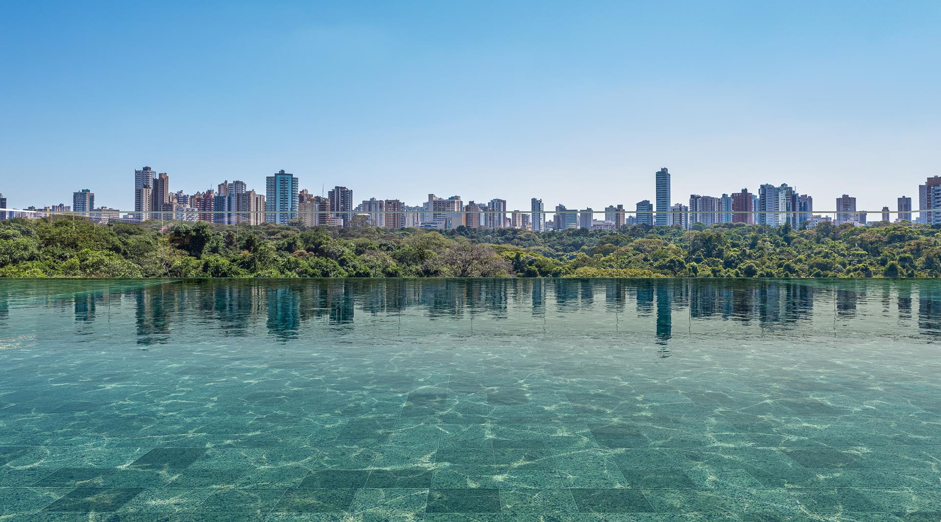 Piscina com borda infinita do Solaia com vista da skyline de Maringá através do Parque do Ingá